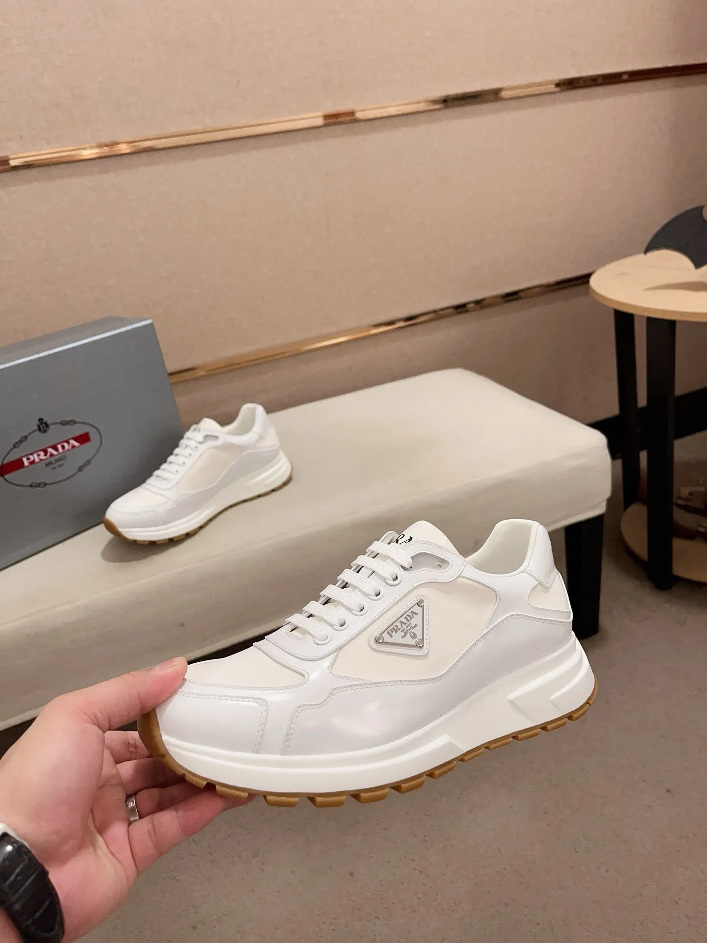 Men's Men's Shoes 💰 580💰 ✔️✔️✔️High-quality new PRADA (Prada) counters are launched simultaneously. The new men's shoes and 😘fabric are made of selected first-layer cowhide and technological glue-spraying technology. Lining: Full cowhide lining. 👍🏿High-end☄️Open-molded non-slip rubber outsole, exquisite lines, simple and elegant, comfortable and high-end for leisure travel. Code number: 38 to 44 (can be customized to 45, non-refundable!